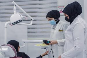 Read more about the article Continuing to provide free medical services by the Department of Dentistry at Al-Manara College of Medical Sciences