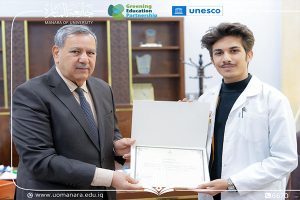 Read more about the article جامعة المنارة تكرّم طالبها حسين فالح لحصوله على جائزة الإلقاء المميز